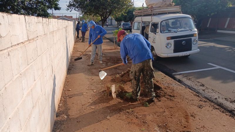 Andradina promove recuperação da calçada do cemitério - Divulgação