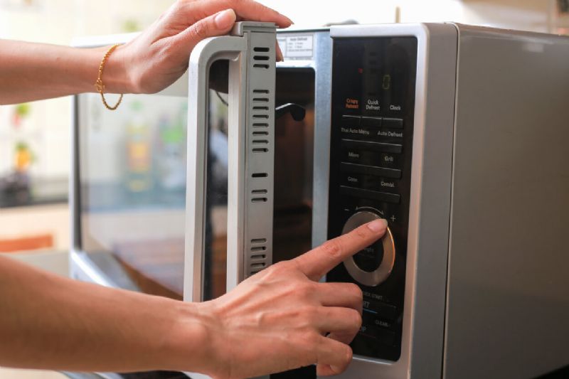  Alimentos que Você Nunca Deve Colocar no Micro-ondas - Foto: reprodução