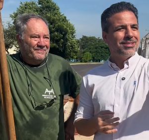Araçatuba inicia Programa Araçatuba Mais Verde com plantio de ipês-brancos - Lucas Zanatta durante o Araçatuba mais verde! - Foto: Reprodução/Instagram