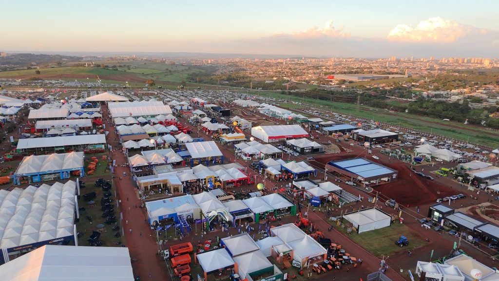 Feira em São Paulo movimenta R$ 14,6 bilhões e vira palco de pacote bilionário para o agro - Agrishow 2025: maior feira do agro da América Latina encerra edição com R$ 14,6 bilhões em negócios