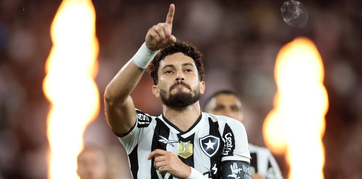 Em alta, Botafogo goleia na Copa do Brasil e mira confronto direto com o Bahia pelo Brasileirão - Alex Telles comemorando gol pelo Botafogo