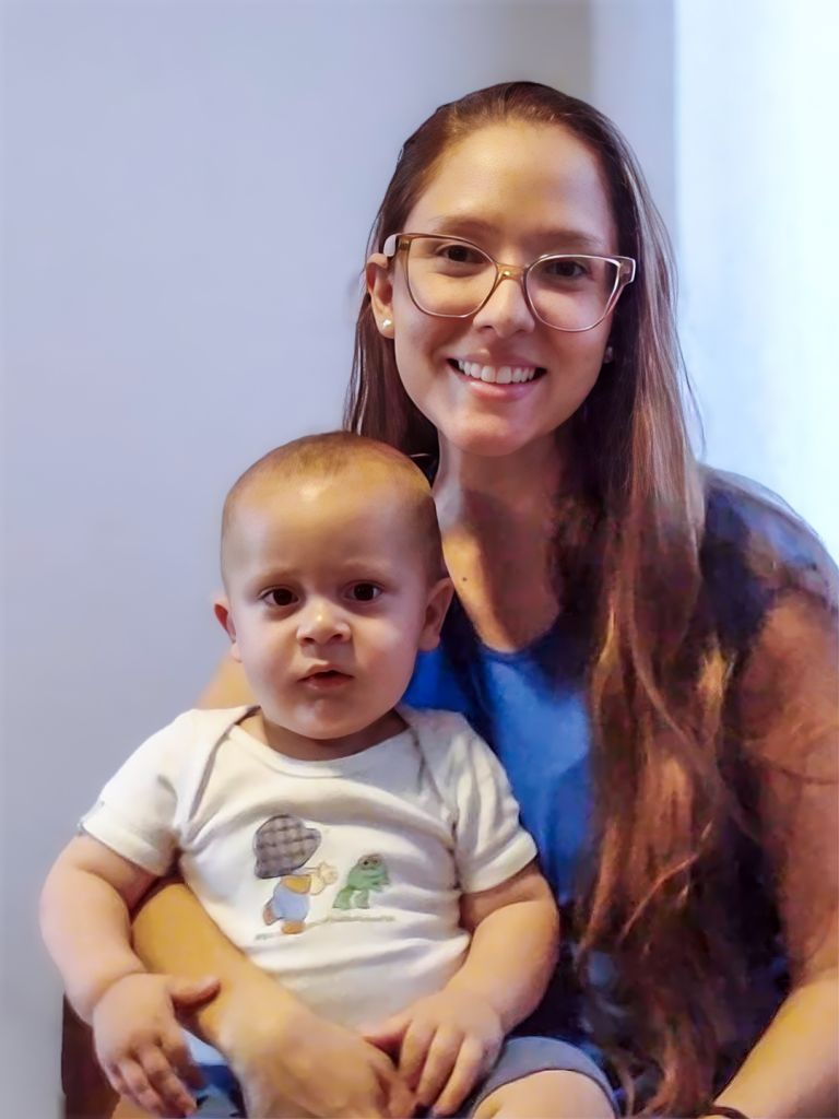 Banco de Leite de Araçatuba homenageia maiores doadoras de 2024 e reforça apelo por novas contribuições - Beatriz, com o filho Pedro: homenagem por doações