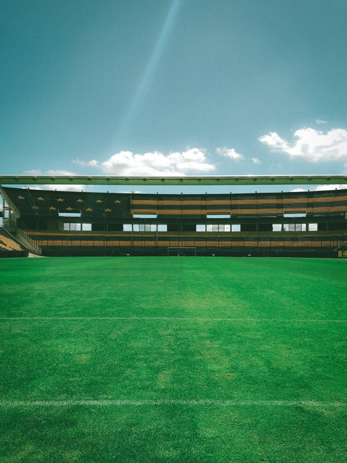 Onde assistir Cerro Largo x Nacional pelo Campeonato Uruguaio neste domingo (6) - Campeonato Uruguaio - Foto de <a href="https://unsplash.com/pt-br/@wesleyfaveros?utm_content=creditCopyText&utm_medium=referral&utm_source=unsplash">Wesley Fávero</a> na <a href="https://unsplash.com/pt-br/fotografias/um-campo-verde-com-um-edificio-no-fundo-qMwRENYfamI?utm_content=creditCopyText&utm_medium=referral&utm_source=unsplash">Unsplash</a>