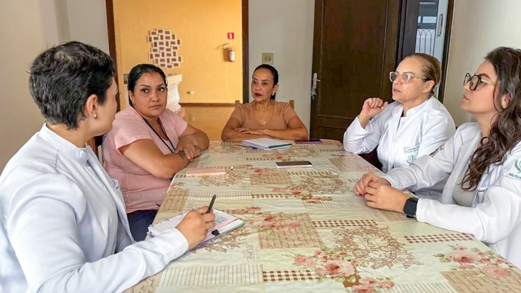 Residências Terapêuticas de Araçatuba recebem apoio nutricional e jurídico com parceria do Unisalesiano - Casas terapêuticas recebem visitas de profissionais dos cursos de Nutrição e Direito do Unisalesiano
