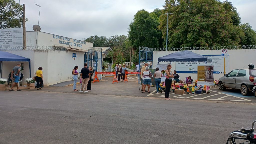 Cemitérios de Araçatuba recebem 18 mil visitantes no Dia das Mães com estrutura reforçada e elogios da população - Cerca de 18 mil pessoas visitam cemitérios de Araçatuba no Dia das Mães