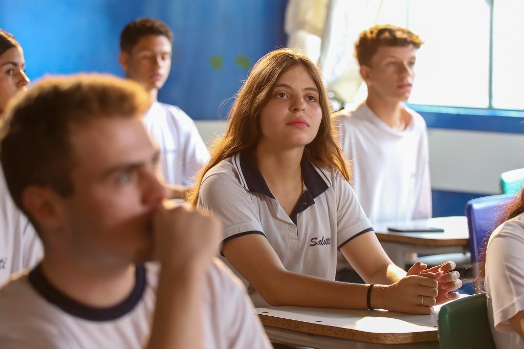 Araçatuba terá escola cívico-militar a partir do segundo semestre de 2025 - Estudante do ensino médio em São Paulo