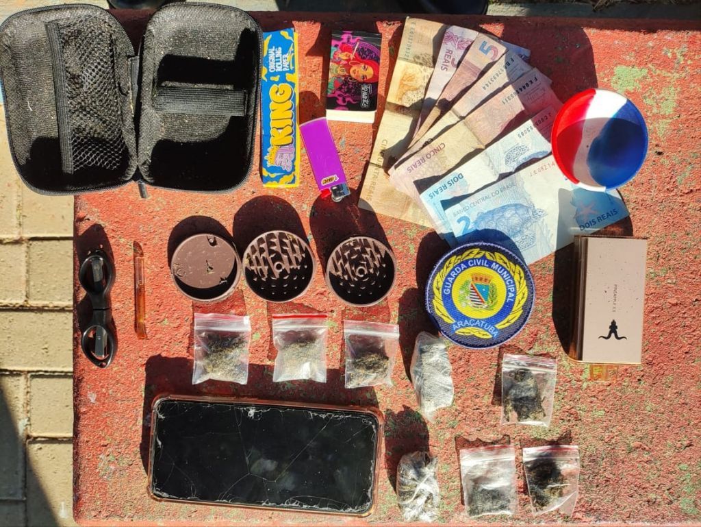 Guarda Municipal apreende adolescentes por tráfico de drogas perto de escola em Araçatuba - GCM apreende dois adolescentes com drogas próximo a escola em Araçatuba