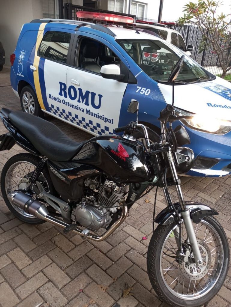 GCM de Araçatuba apreende motocicleta após flagrante de manobra perigosa e condutor sem habilitação - GCM de Araçatuba aborda motociclista após manobra perigosa