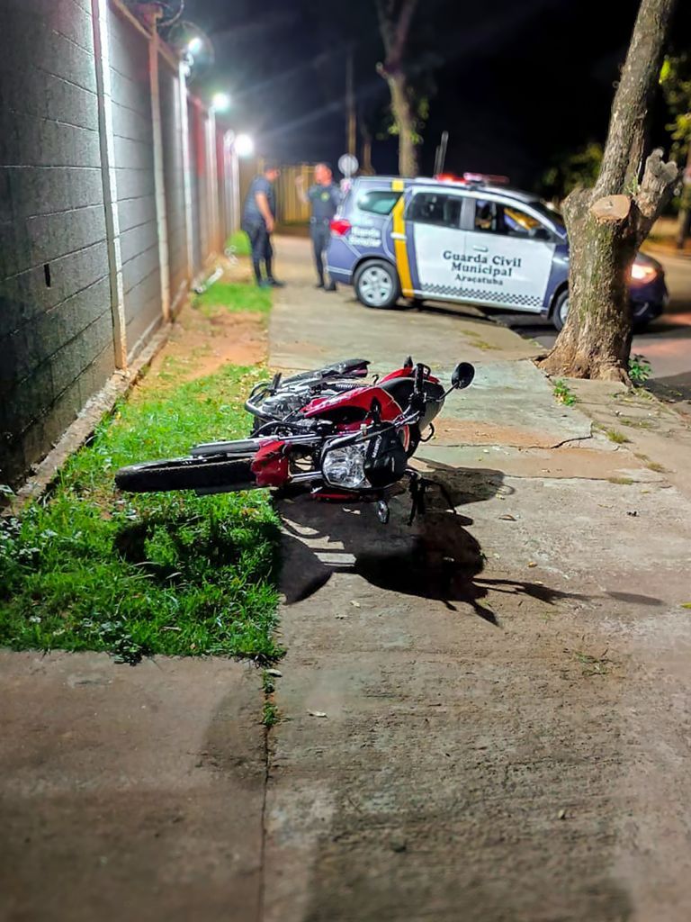 Guarda Civil de Araçatuba intercepta motociclista que fazia manobras perigosas e portava entorpecentes - GCM de Araçatuba intercepta motociclista