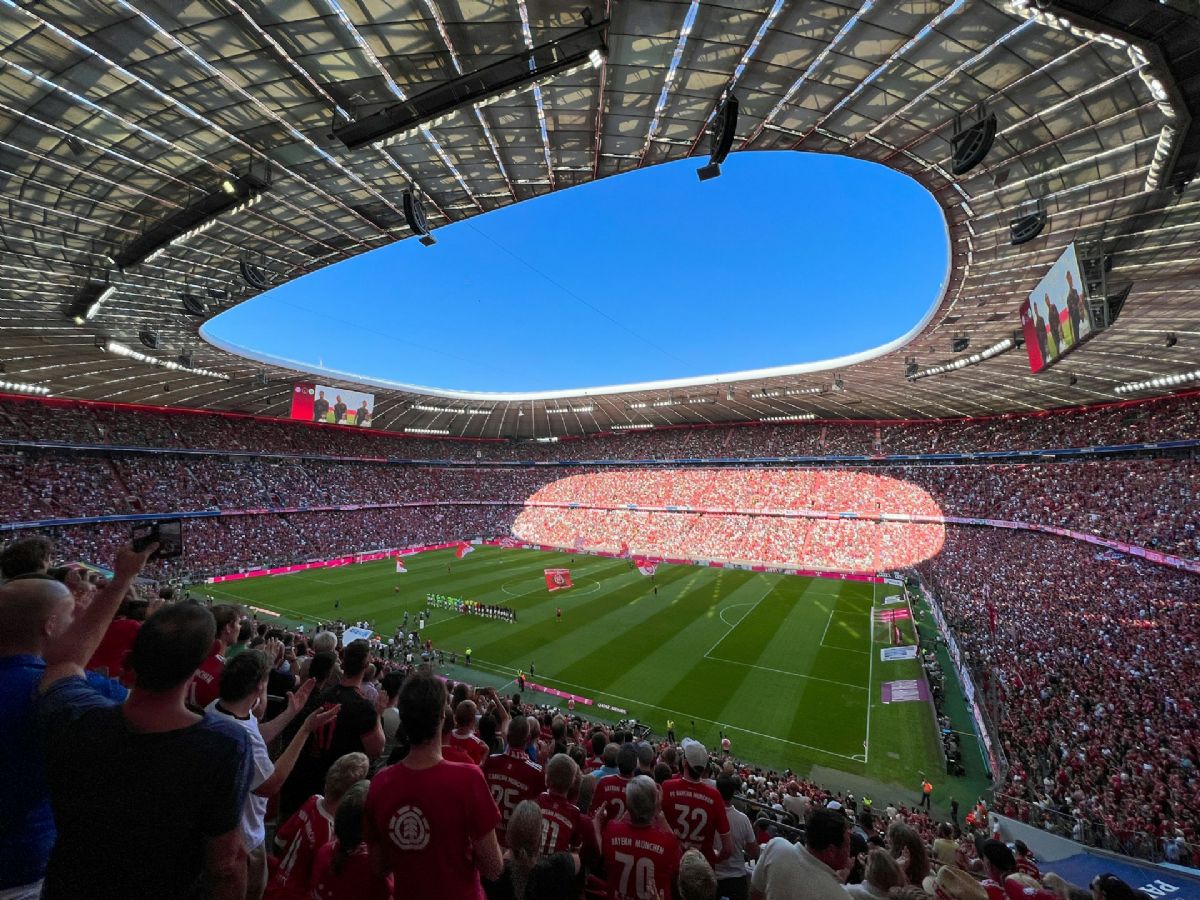 Onde assistir Wolfsburg x RB Leipzig pela Bundesliga - Jogo do Campeonato Alemao  - Foto de <a href="https://unsplash.com/pt-br/@piak?utm_content=creditCopyText&utm_medium=referral&utm_source=unsplash">Josip Ivankovic</a> na <a href="https://unsplash.com/pt-br/fotografias/um-grande-estadio-cheio-de-muitas-pessoas-lPSlQurbo