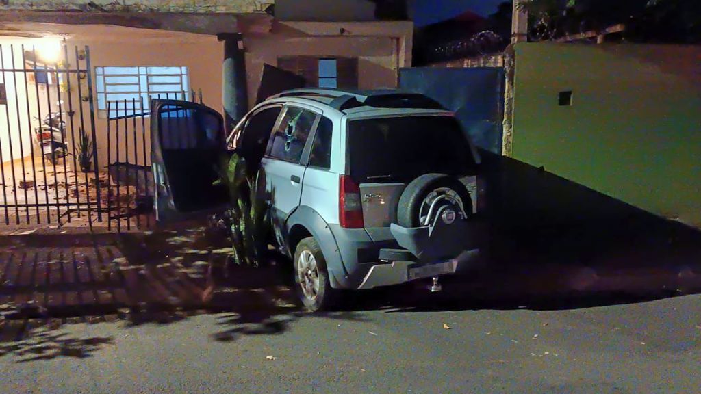 Mulher joga carro contra casa de moradora após colisão em Araçatuba e é levada pela GCM - Mulher provoca colisões, joga carro em muro e é detida pela GCM