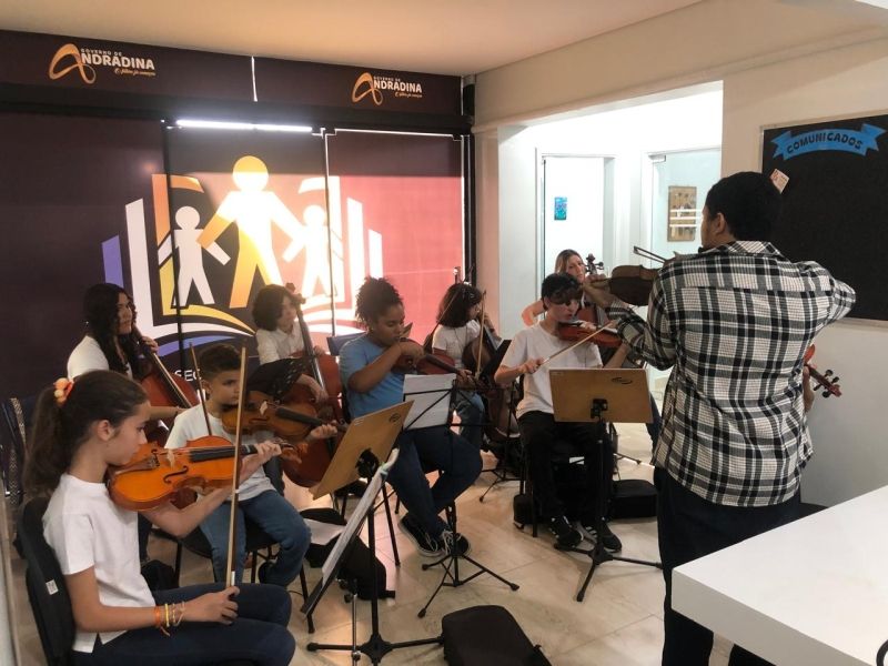 Apresentação do Projeto Guri emociona servidores da Educação em Andradina - Música e Emoção: Alunos do Projeto Guri encantam na Educação