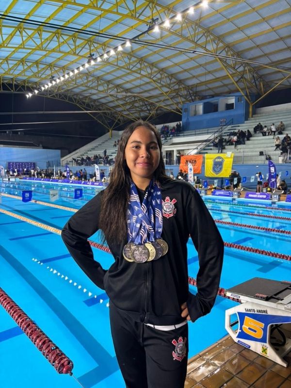 Julia Naomi brilha no Troféu Fernando Scheffer com 7 medalhas e coloca Andradina no pódio da natação paulista - Nadadora andradinense Julia Naomi Utida de Sousa