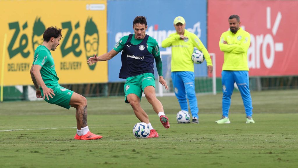 Palmeiras x Bahia: onde assistir ao vivo, escalações e tudo sobre o jogo deste domingo pelo Brasileirão - Os jogadores Mauricio e Raphael Veiga (à direita) durante treinamento na Academia de Futebol