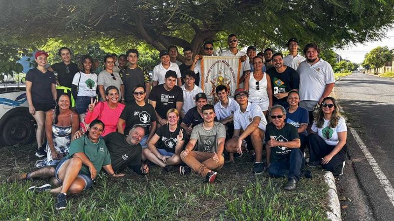 Araçatuba reforça compromisso com o meio ambiente com plantio de 30 mudas na avenida Waldemar Alves - Plantio de árvores na avenida Waldemar Alves - Foto: Divulgação/Prefeitura