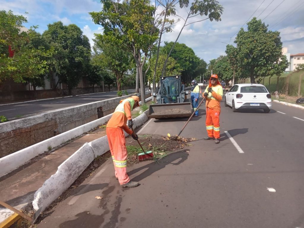 Prefeitura de Araçatuba intensifica serviços de limpeza e manutenção urbana em vários bairros - Prefeitura de Araçatuba realiza manutenção em diversos bairros