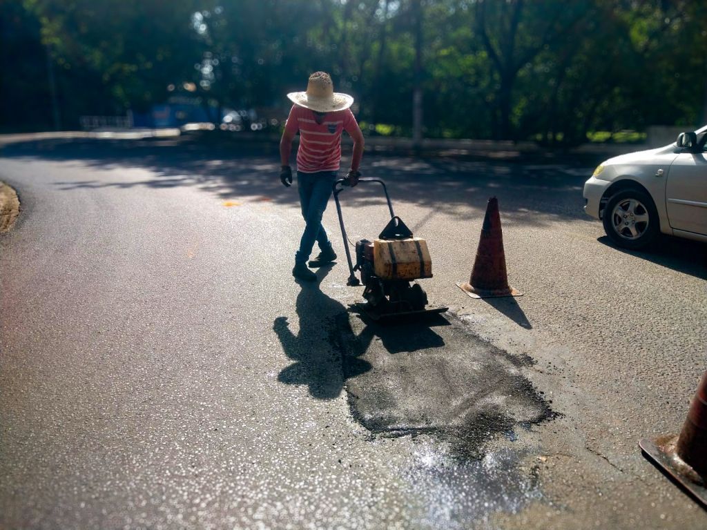 Araçatuba tapa 4,4 mil buracos em abril e intensifica limpeza urbana nos bairros - Prefeitura de Araçatuba tapou mais de 4 mil buracos em abril