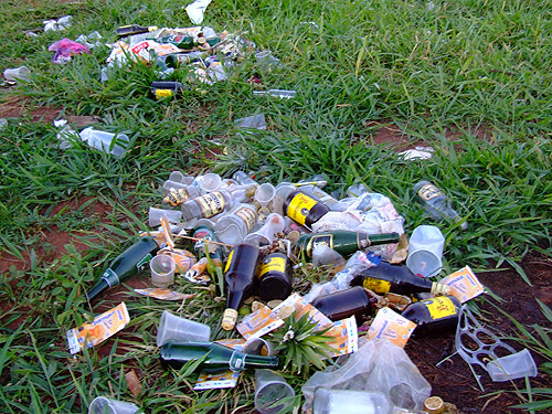 Andradina: local ainda sujo após rodeio - 