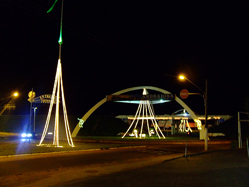 Andradina: Entrada da cidade iluminada - 