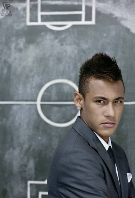 De terno e gravata pela primeira vez, Neymar é eleito "homem do ano" - 