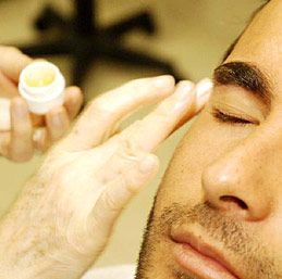 Homens assumem vaidade e aderem ao design das sobrancelhas - 