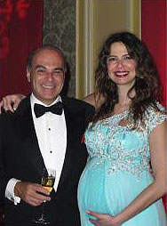 Luciana Gimenez mostra barrigão em festa black tie - 