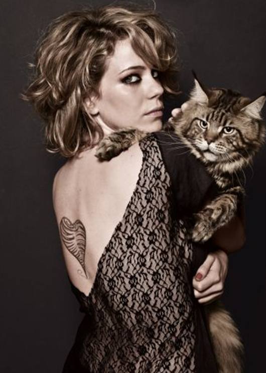 Leandra Leal mostra tatuagem nas costas em capa de revista - 
