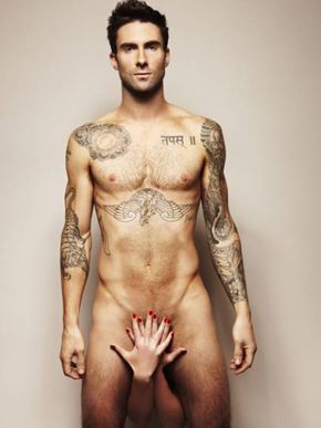 Vocalista do Maroon 5 posa nu com mãos femininas nas partes íntimas - 
