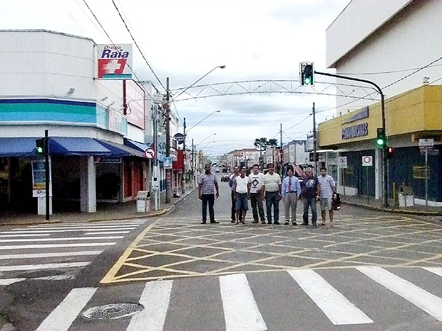 Semáforo para pedestre começa a funcionar na Alexandre Salomão - 