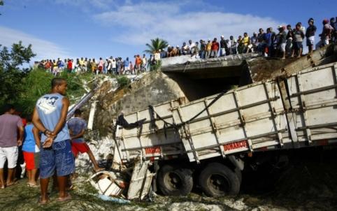Acidente entre dois caminhões mata 17 - Acidente entre dois caminhões mata 17 -
