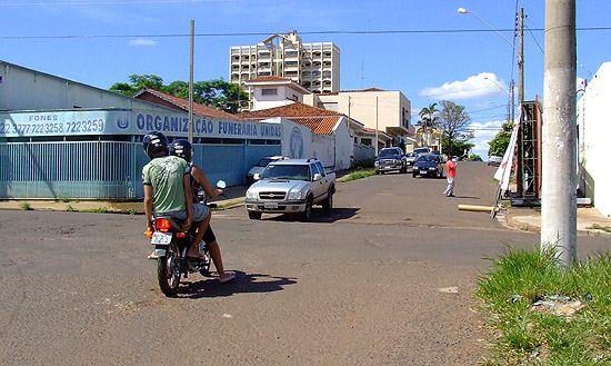 Andradina: Cruzamento sem sinalização no centro torna-se um perigo aos motoristas - Andradina: Cruzamento sem sinalização no centro torna-se um perigo aos motoristas -