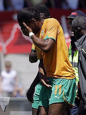 Drogba leva entrada de brasileiro e teria dado adeus à Copa - Drogba leva entrada de brasileiro e teria dado adeus à Copa -
