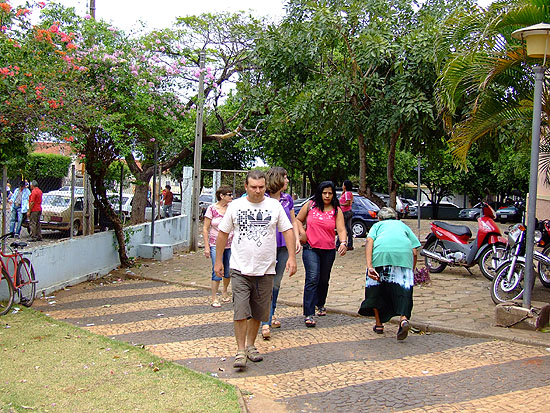 Andradina: Eleitores na escola Teodoro - Andradina: Eleitores na escola Teodoro -