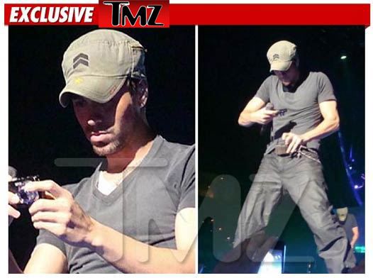 Enrique Iglesias tira foto de partes íntimas em show - Enrique Iglesias tira foto de partes íntimas em show -