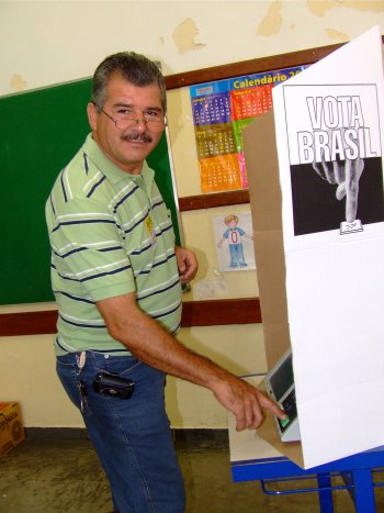 Foto: Ernesto Silva votou na escola Anna Maria - 