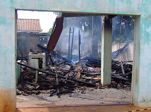 Andradina: fogo destrói casa - 