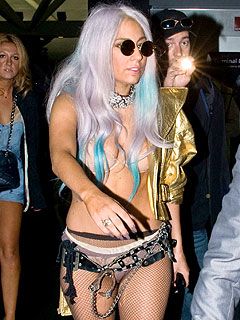 Lady Gaga aparece seminua em aeroporto de Nova York - 