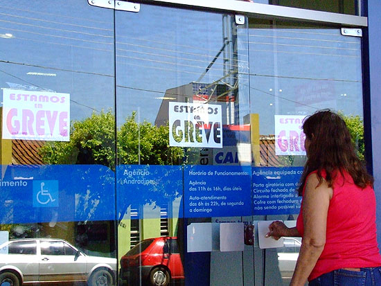 Andradina: Funcionários da Caixa entram em greve - 