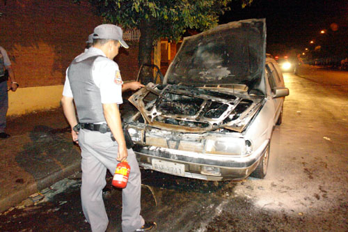 Veículo pega fogo no centro da cidade - Veículo pega fogo no centro da cidade -