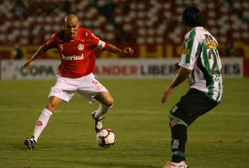 Inter vence, elimina Banfield e garante duelo com Estudiantes - Inter vence, elimina Banfield e garante duelo com Estudiantes -
