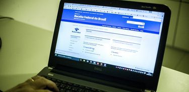 Mais de 3,3 milhões de contribuintes recebem hoje restituição do IR - 