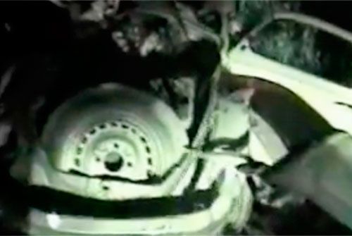  Dois morrem na colisão entre Fusca e carreta - Fusca ficou destruído; uma das vítimas foi arremessada para fora, segundo os bombeiros. Foto: Reprodução de vídeo
