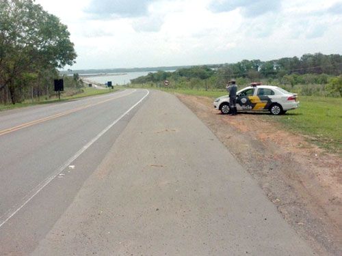 Fiscalização contra ultrapassagem multa 14 em Castilho - Policial rodoviário em posição estratégica para abordagem; operação aconteceu em Castilho. Foto: Divulgação