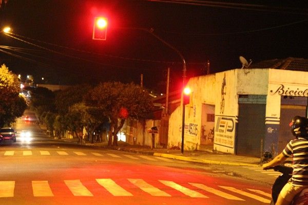 Semáforo começa a funcionar em cruzamento na Vila Mineira em Andradina - Semáforo começa a funcionar em cruzamento na Vila Mineira em Andradina Foto: Fabiano Marinho