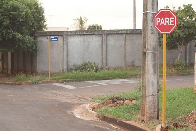 Cruzamento em Andradina tem placas de pare dos quatro lados  - Cruzamento tem 4 pares em Andradina. Foto: Fabiano Marinho / Andravirtual