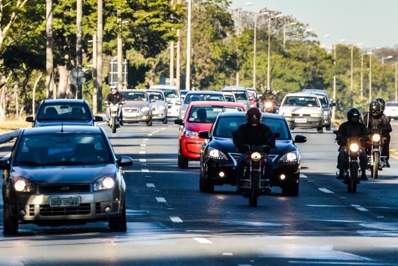 Uso do farol baixo em rodovias é obrigatório a partir de hoje - Motorista flagrado com as luzes apagadas será multado em R$ 85,13, por infração leve, e terá quatro pontos na carteira de habilitação José Cruz/Agência Brasil