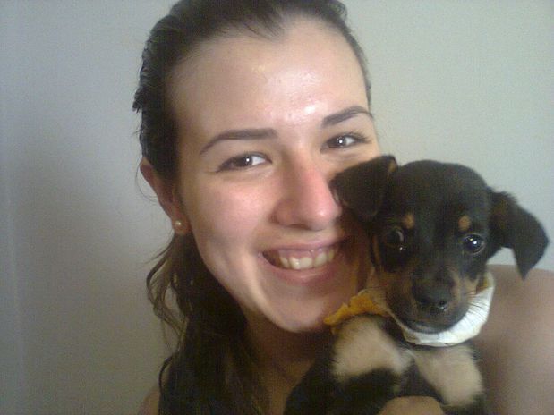 Filhote resgatado com cortes no pescoço é adotado - A bancária Thatiana Rodrigues Galvão com o cãozinho Daniel, resgatado depois de agonizar por mais de 24 horas com cortes no pescoço. Foto: Divulgação