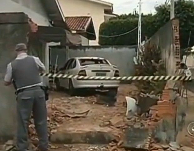 Motorista derruba muro e invade casa em Araçatuba - Condutor perde o controle e invade casa em Araçatuba, SP (Foto: Divulgação / Tv Tem)