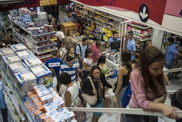 Varejo cresce em novembro, mas vendas caem 6,4% no acumulado do ano - Em novembro, vendas do comércio cresceram 2%, mas no acumulado do ano a queda no faturamento é de 6,4%. Foto:Marcelo Camargo/Agência Brasil 