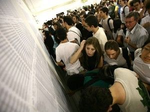 Engenharias são cursos mais procurados no vestibular da Unesp - Alunos procuram sala de provas para vestibular do ano passado (Foto: Unesp/Divulgação)